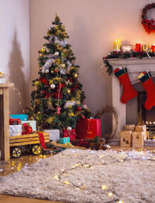 decorare il soggiorno per Natale albero vicino al caminetto